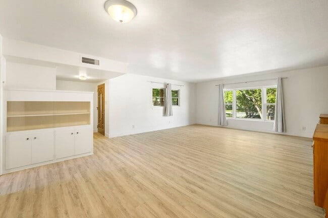 Building Photo - Reburbished 3bd/2ba, 2,275 sq ft home in Coconino Estates close to Hospital, park, downtown Flags...