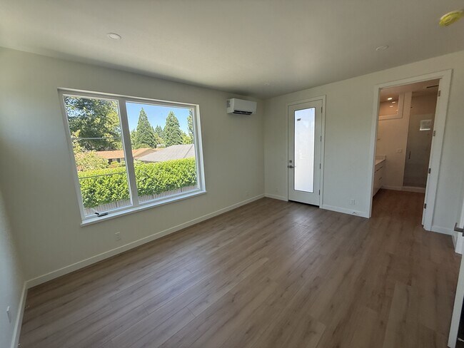 Building Photo - 2210 Emerson Dr