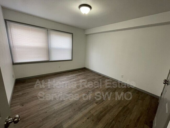 Building Photo - 1438 E Elm St