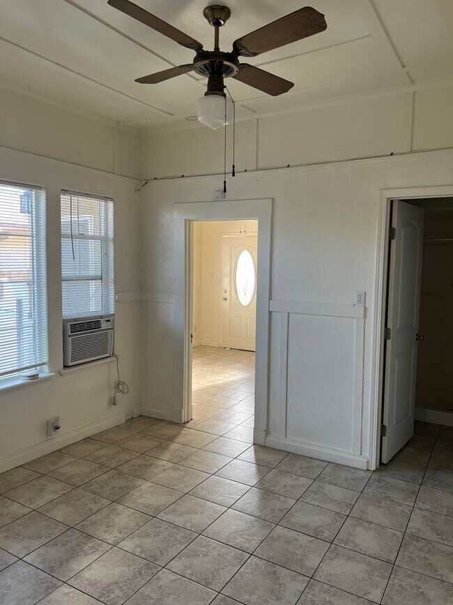 Building Photo - Cute house!