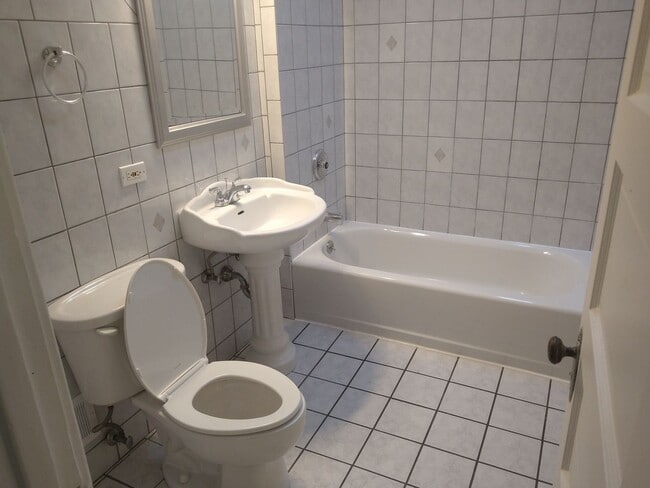 Building Photo - Nice Newly Remodeled 2Br, 1Bth, 2nd Floor -parking included