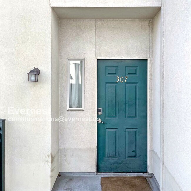Building Photo - 1727 Pearl St