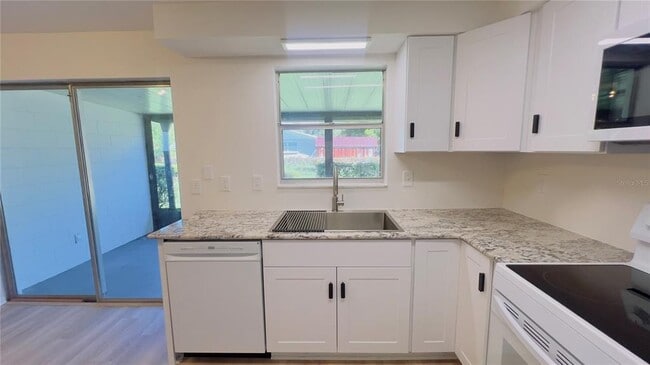 Building Photo - 8675 Lantana Dr