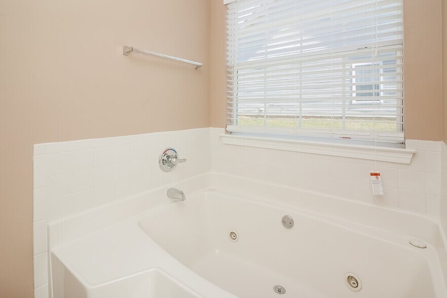 Building Photo - 4195 Clarks Tr