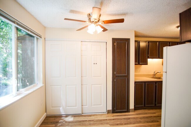 Building Photo - 2nd Floor 2 Bedroom with Parking, Dishwasher, & Pet-Friendly!