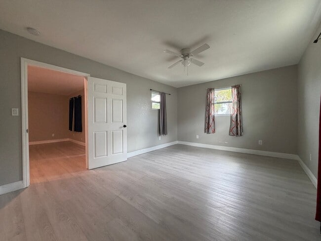 Building Photo - 3 bed/2 bath in St.Pete!