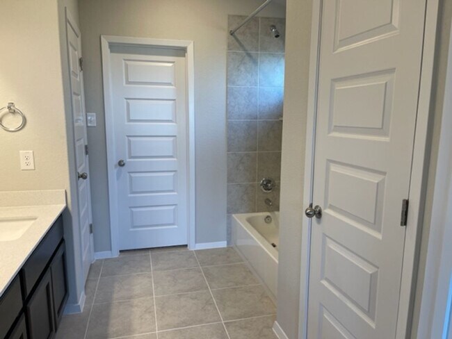 Building Photo - 3 BR/2 BA - 1554 SF Home in LAGO VISTA!!!