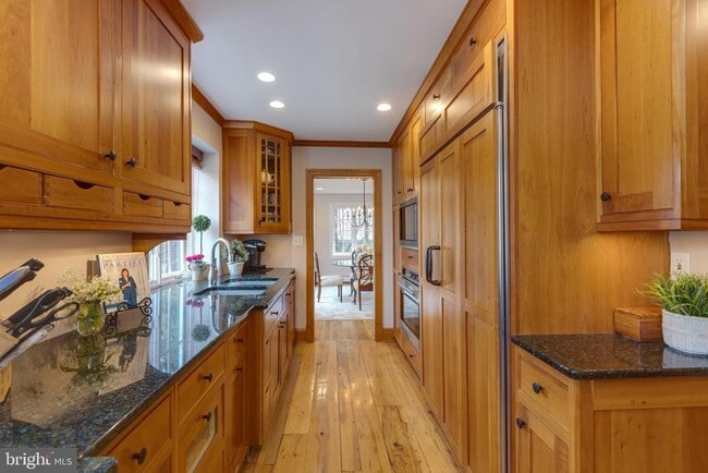 Building Photo - 1057 Vista Dr