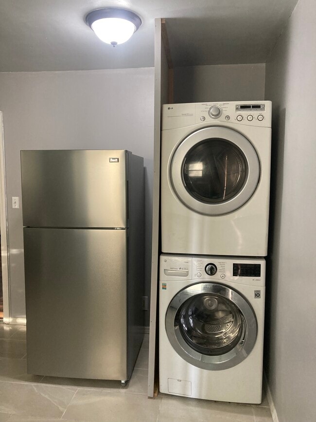 Building Photo - 1089 Longshore Dr