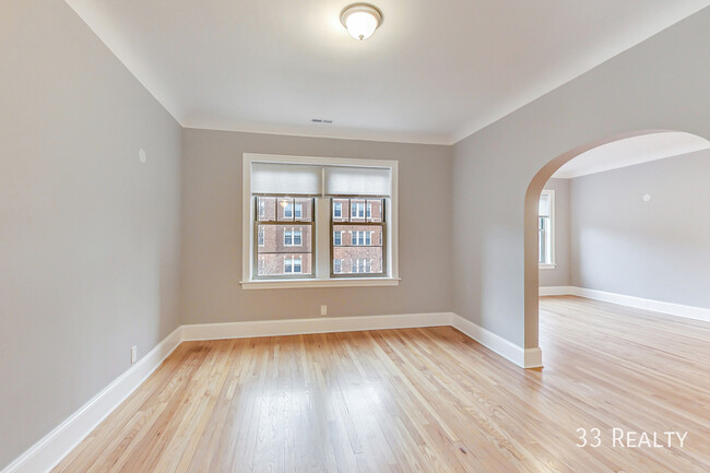 Building Photo - 1 Bed Available April 15th / Top Floor Wal...