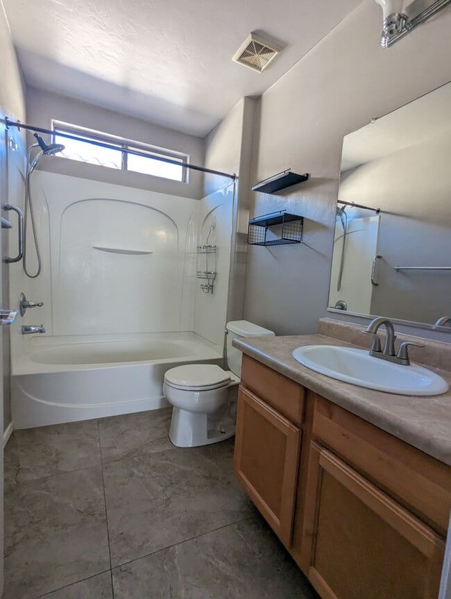 Building Photo - 3 Bedroom 2 Bath Rental in Sahuarita