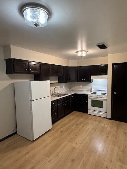 Kitchen - 6904 Eisenhower Ave