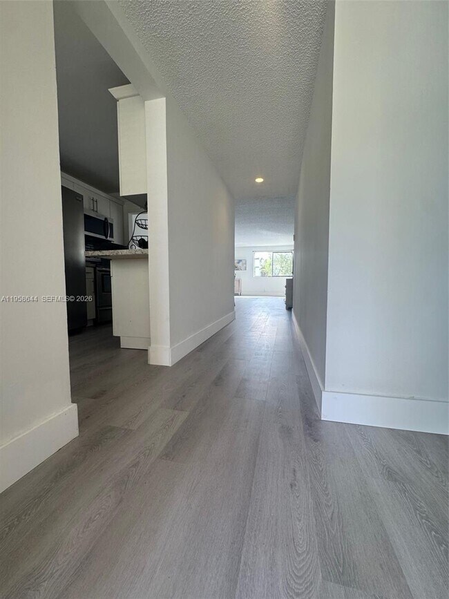 Building Photo - 163 Lakeview Dr