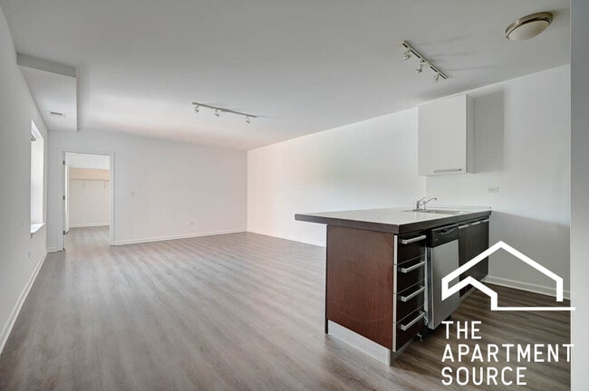 Building Photo - 1544 W Glenlake Ave