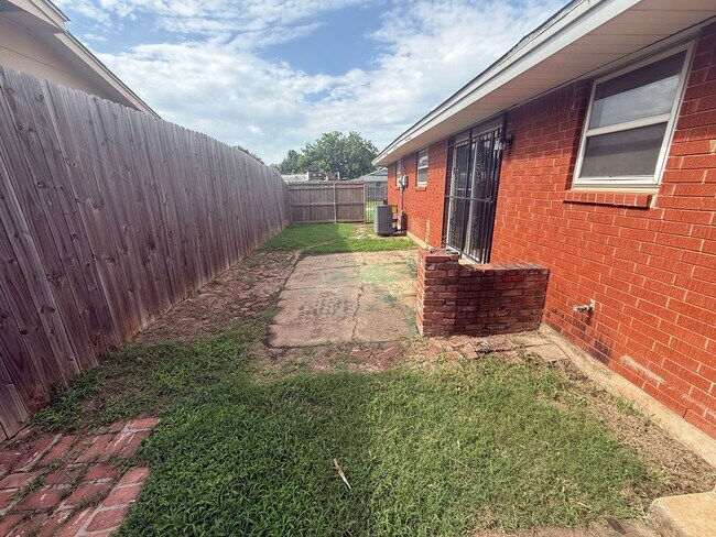 Building Photo - 2 bed , 1 and a 1/2 bath, garage conversion with two living rooms and a storage space! Moore scho...