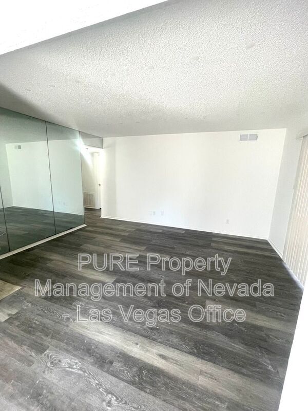 Building Photo - 1405 E Vegas Valley Dr