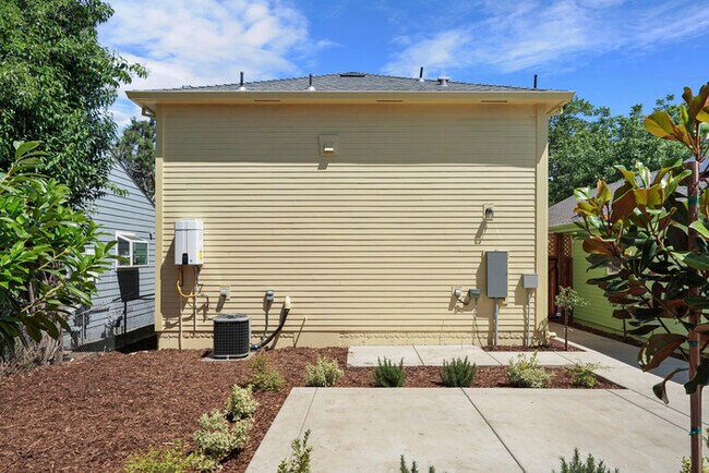 Building Photo - Beautifully updated 2/1 in North Oak Park! Located Close to UC Davis Med Center + MgGeorge Law Sc...