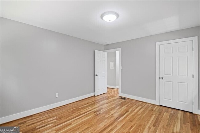 Building Photo - 2889 Macon Dr SW