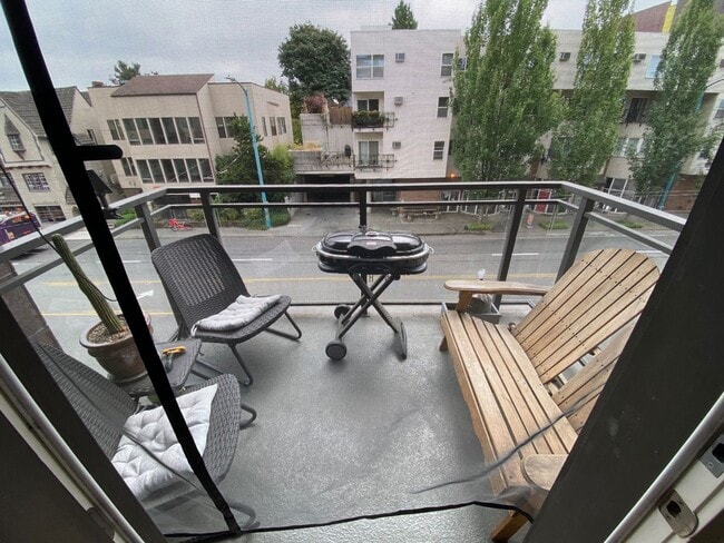 Building Photo - Lakeside 2BR Condo with Modern Finishes & ...