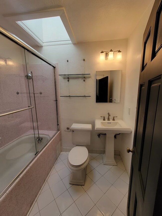 Building Photo - BEAUTIFUL 4BD - 3BA SINGLE STORY HOUSE WITH PRIVATE LAUNDRY AND DETACHED 2 CAR GARAGE