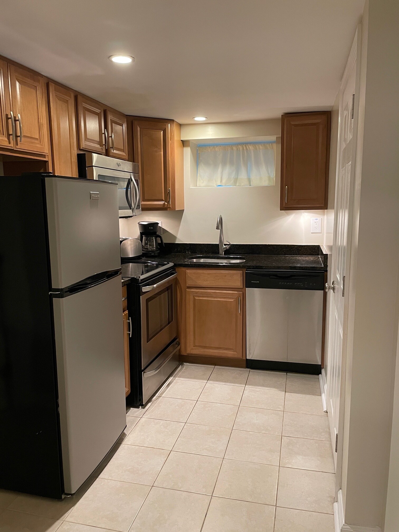 Microwave Dishwasher Toaster - 2502 Sanford St