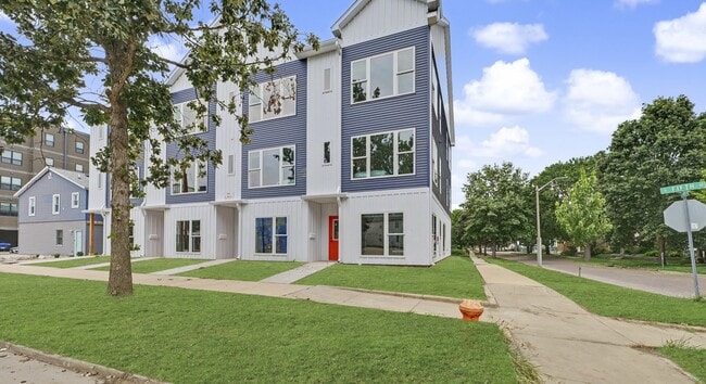 Building Photo - 108 S 5th St