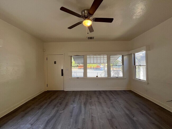 Building Photo - 1434