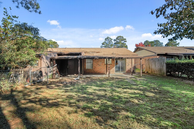 Building Photo - 7127 Gatewood Dr