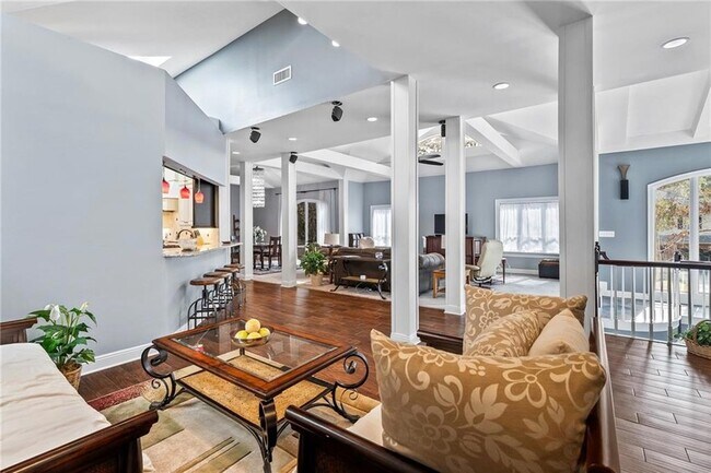 Building Photo - 632 Village Ln S