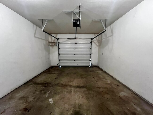 Building Photo - r205