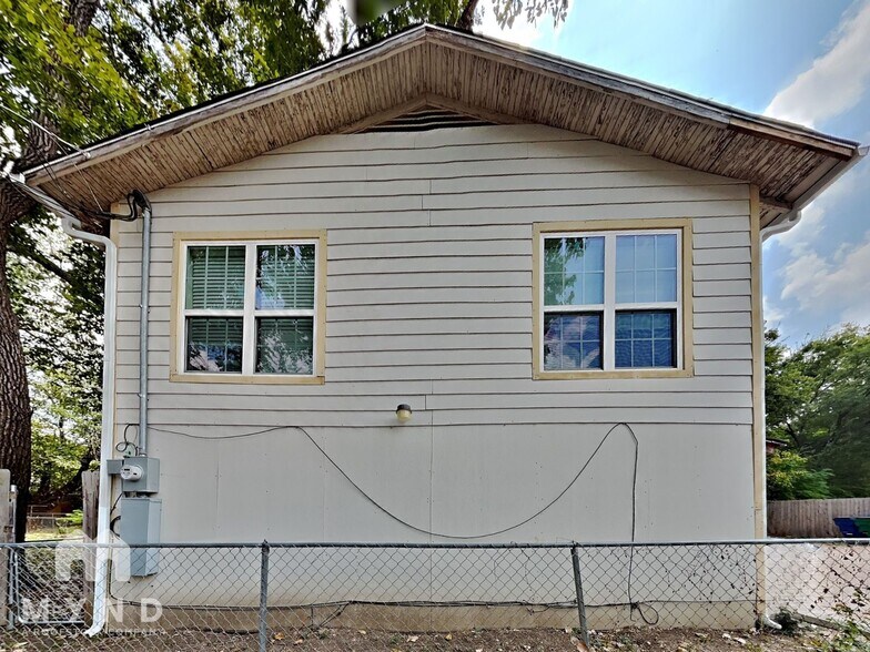Building Photo - 506 E University Ave