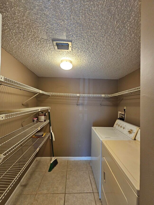Building Photo - 724 Sunny Pine Way