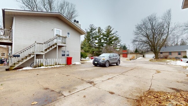 Building Photo - 3 bed duplex on Ontario