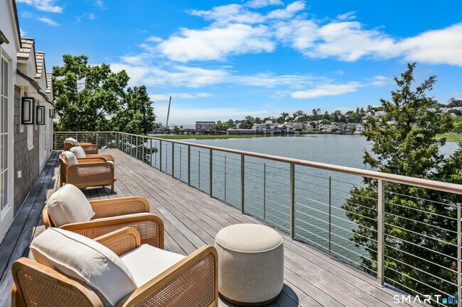 Building Photo - 30 Edgewater Hillside