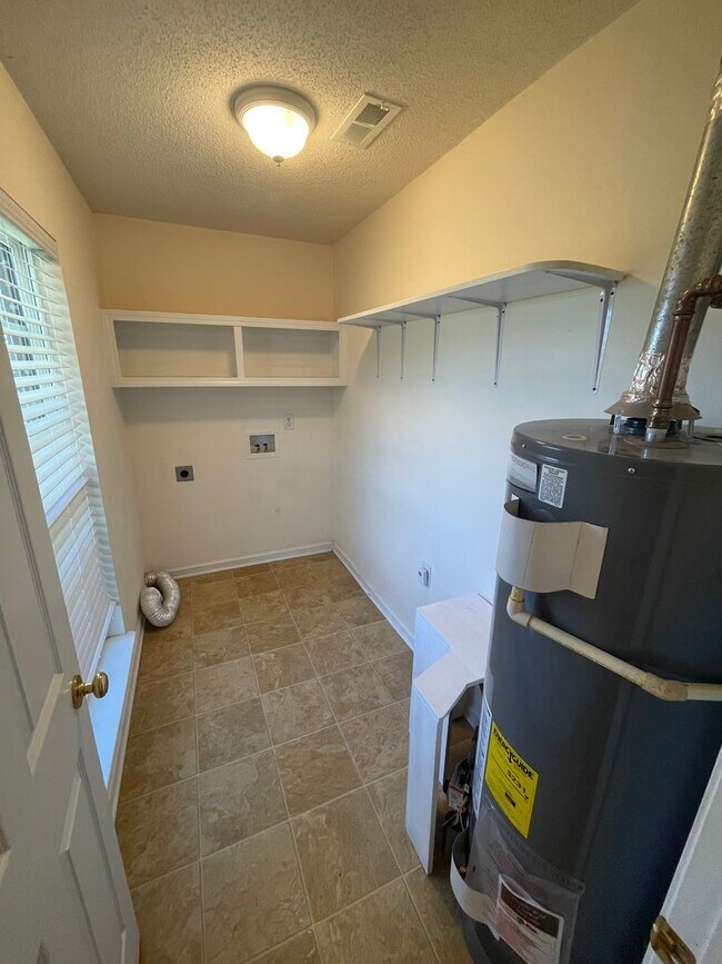 Building Photo - Nice Brick 3/2 House in Garden Lakes- $1,495