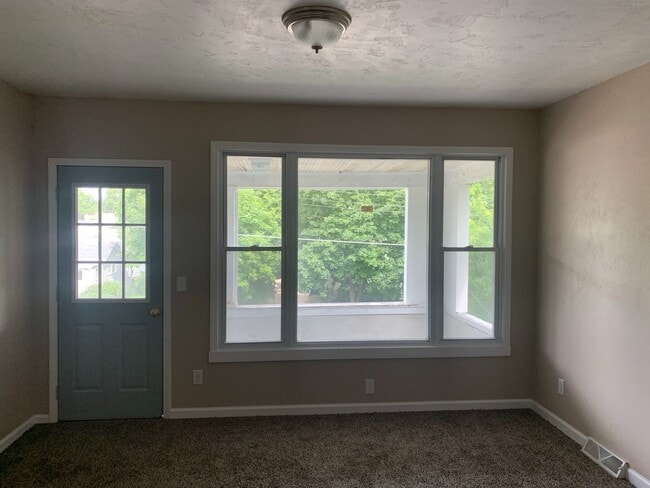 Building Photo - 321-321 Caroline St