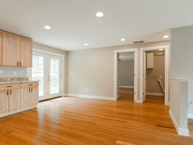 Building Photo - 3 Bed - 1.5 Bath Home in Des Moines WA