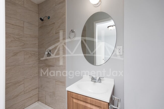 Building Photo - 1922 Maclean Rd