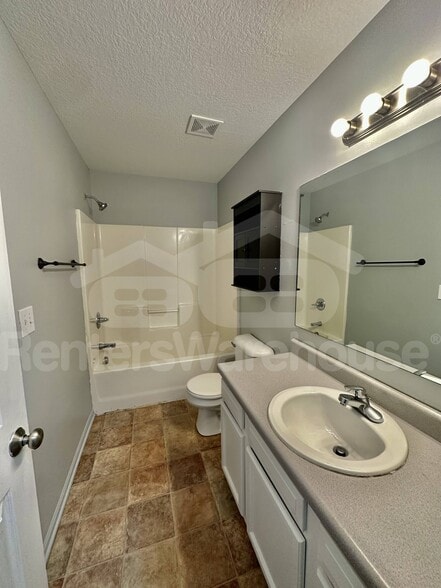 Building Photo - 2144 SE 6th St