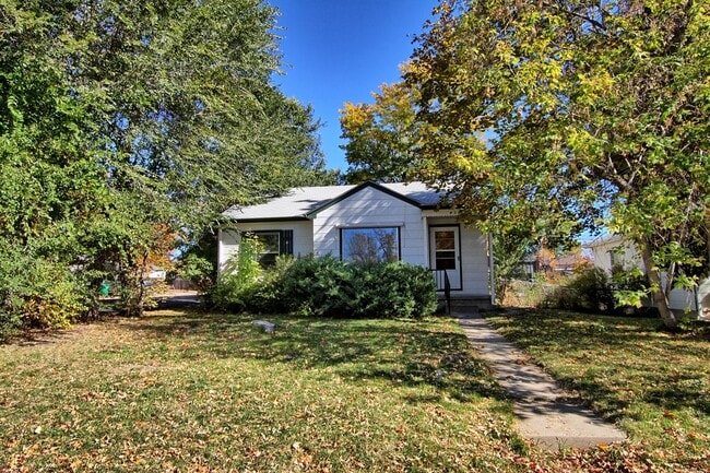 Primary Photo - 2 bed 1 bath Englewood home with 2 car gar...