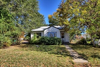 Building Photo - 2 bed 1 bath Englewood home with 2 car gar...