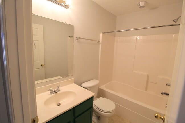 Building Photo - 3 story townhome with fenced in yard for rent in Taylor Springs