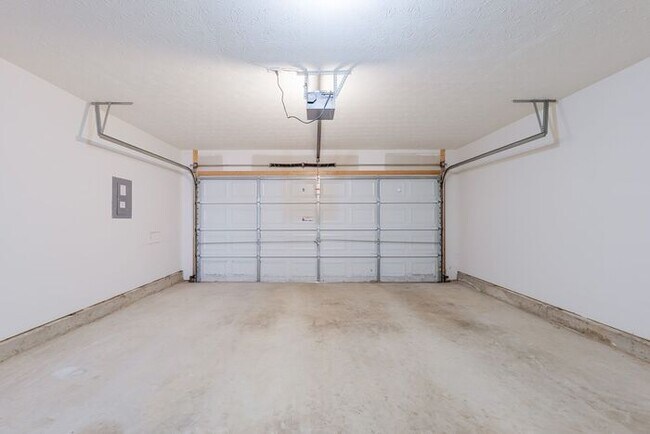 Building Photo - 641 W Oaks Dr