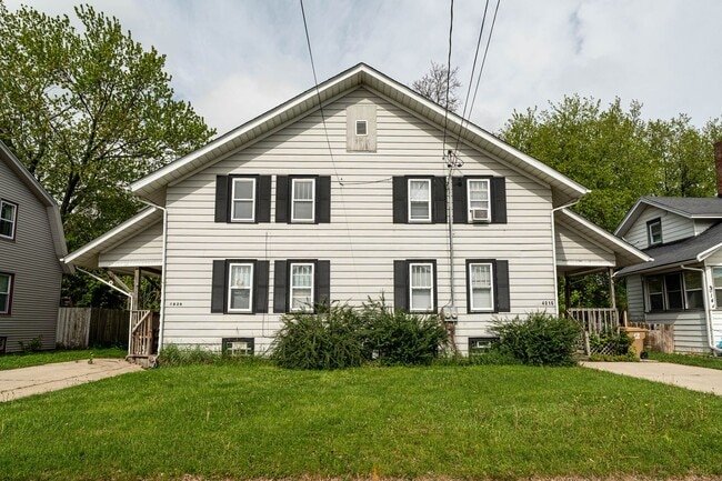 Building Photo - Walk to Lake Michigan from this Kenosha To...