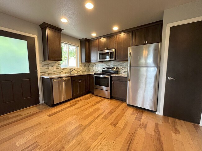 Building Photo - Charming SE Bungalow 3 Bed 2 Bathroom with Washer & Dryer