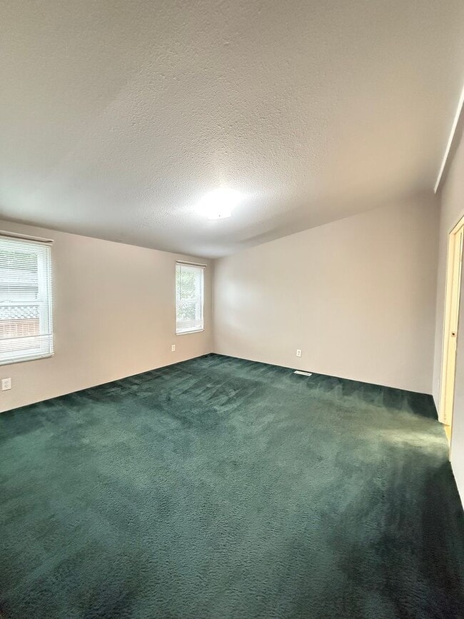 Building Photo - Beautifully Updated 3-Bed, 2-Bath Home wit...