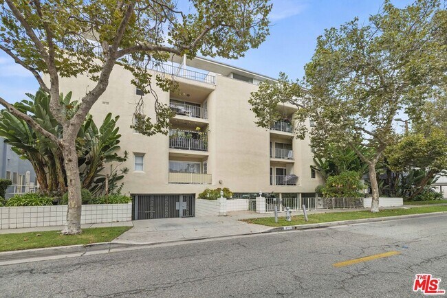 Building Photo - 423 Rexford Dr