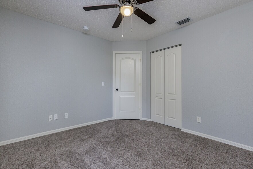 Building Photo - 320 N Fresno Ave