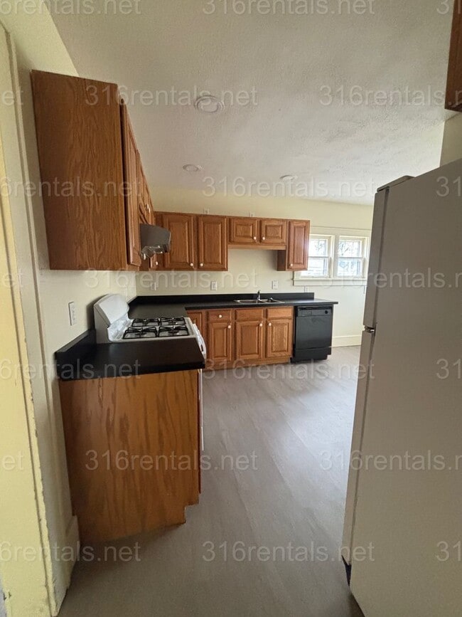 Building Photo - 3 bed 1 bath available NOW!