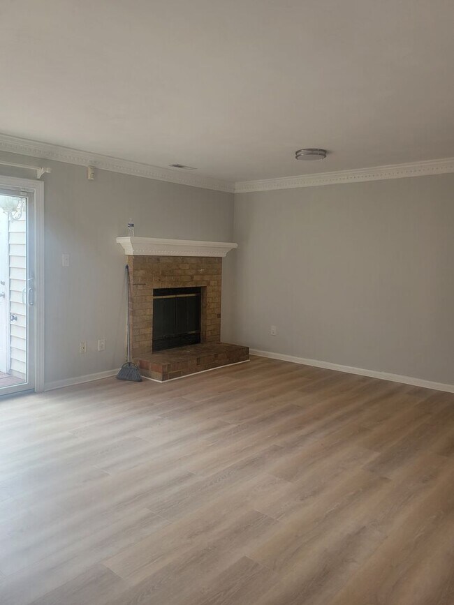 Building Photo - Newly remodelled 3 bedroom 2.5 bath townhouse